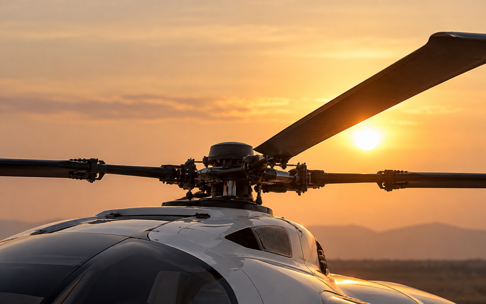 Hauptrotorkopf eines Hubschraubers im Sonnenuntergang – Erprobung von Antriebssträngen für Advanced Air Mobility bei PID